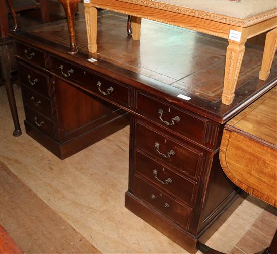 Late Victorian mahogany pedestal desk, fitted nine small drawers(-)
